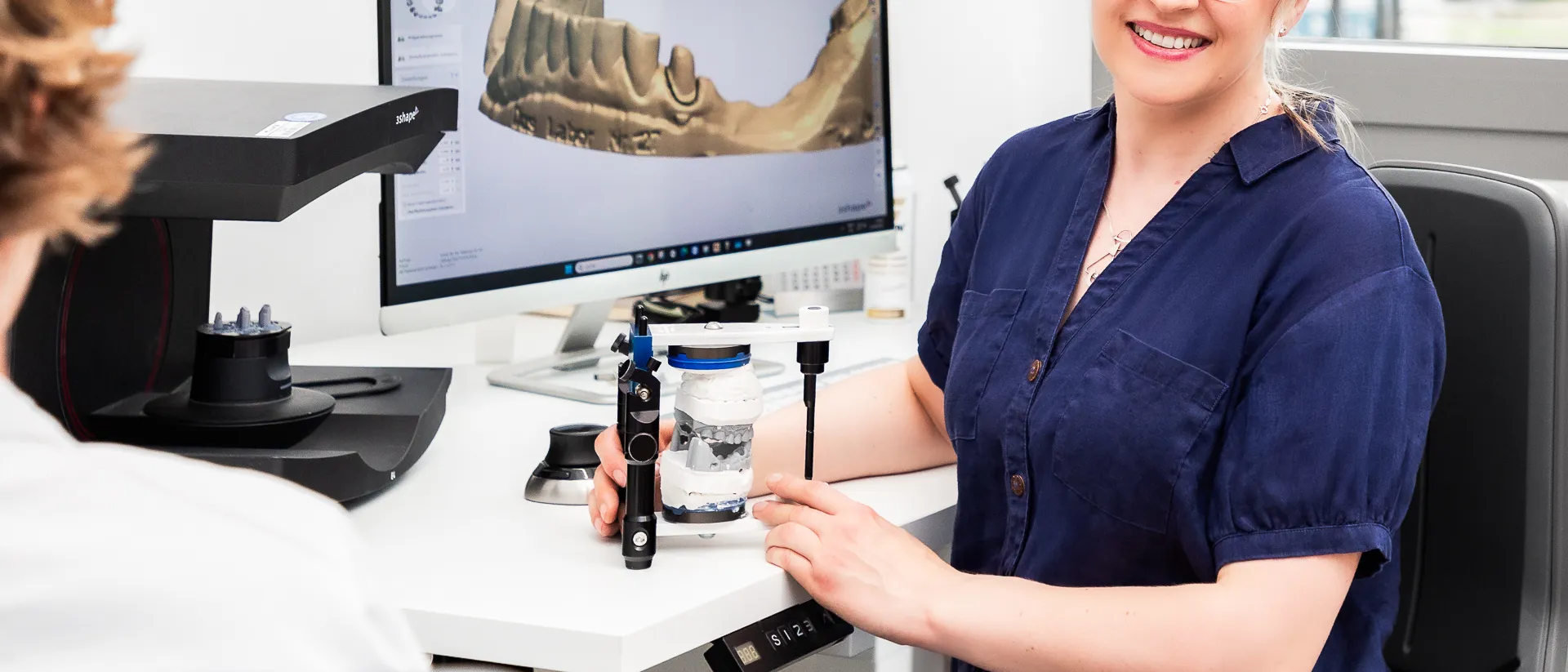 Zahntechnikerin CAD/CAM am fortschrittlich digitalisierten Arbeitsplatz